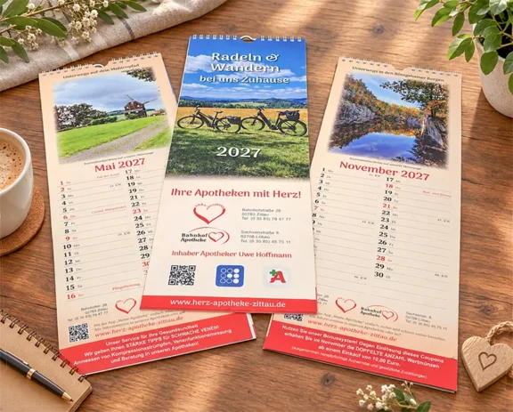 Apotheken-Kalender für 2027 auf Holztisch